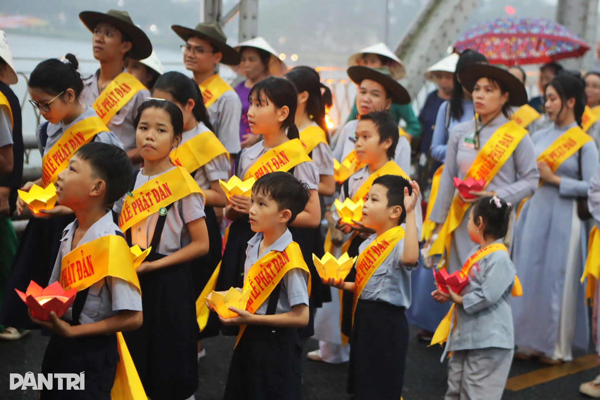 Phật tử Huế xếp hàng dài, đi bộ hơn 4km tại lễ rước tượng Phật sơ sinh - 11