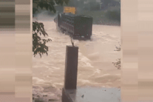 Cố tình lách rào chắn đi qua vùng ngập, tài xế và xe tải bị lũ cuốn trôi