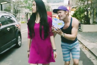 Không "lột đồ", clip "Anh không đòi quà" phiên bản Tây vẫn hút bạn trẻ