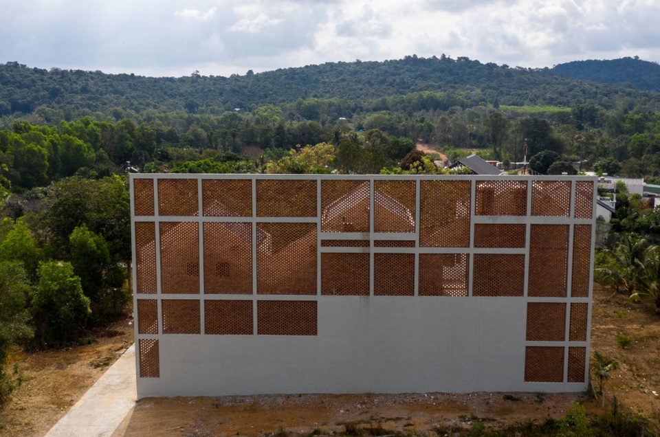 Vợ chồng ở Phú Quốc xây tường “khổng lồ” tránh nắng cho biệt thự “khủng” - 3