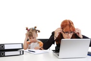 Chồng réo, con khóc... nhiều chị em "kiệt sức" khi làm việc online tại nhà