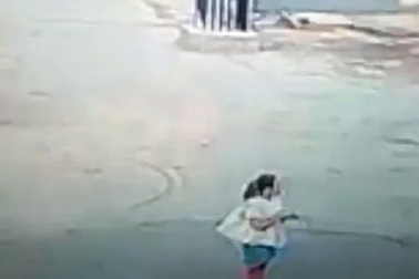 Mải mê dùng điện thoại, cô gái bị xe tông tử vong