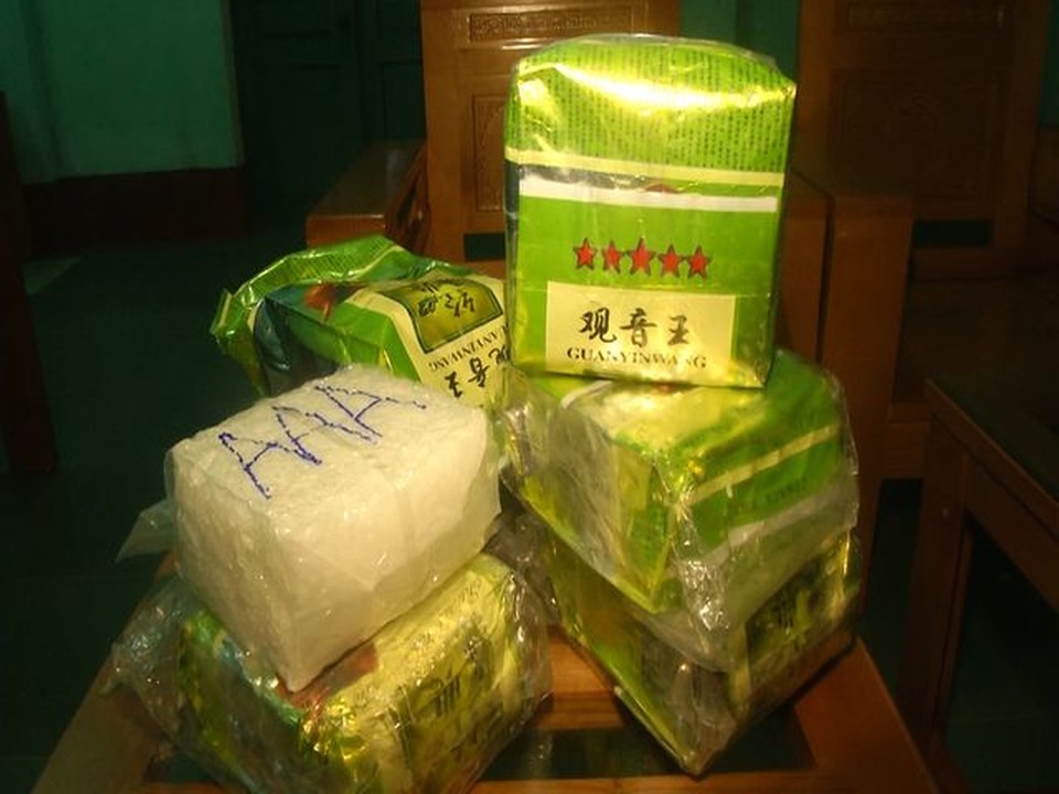 Khen thưởng ngư dân giao nộp 7kg nghi ma tuý nhặt được bên bờ biển - 1 Khen thưởng ngư dân giao nộp 7kg nghi ma tuý nhặt được bên bờ biển - 1