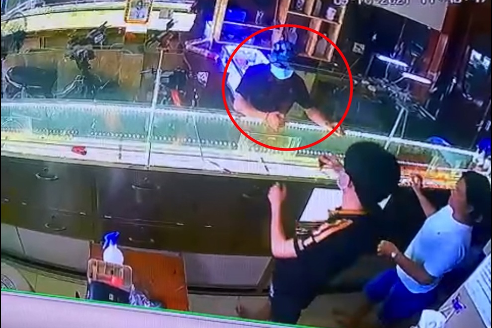Nam thanh niên cướp dây chuyền trong tiệm vàng - 1 Nam thanh niên cướp dây chuyền trong tiệm vàng - 1