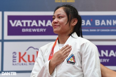 Võ sĩ Philippines gây sốc, khóc nức nở khi hạ tượng đài võ thuật Campuchia