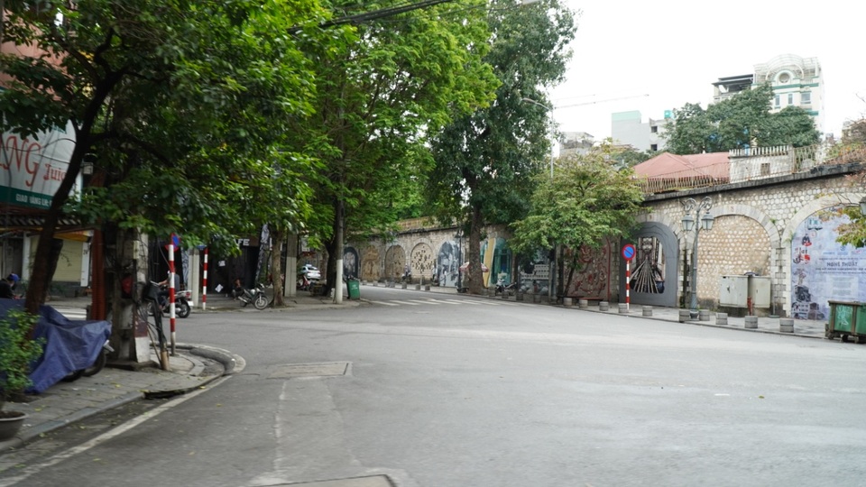 Hà Nội khác lạ trong những ngày xử phạt người vi phạm lệnh hạn chế ra đường - 5 Hà Nội khác lạ trong những ngày xử phạt người vi phạm lệnh hạn chế ra đường - 5