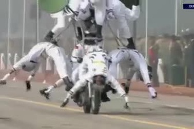 Cảnh sát Ấn Độ diễn xiếc trên mô-tô