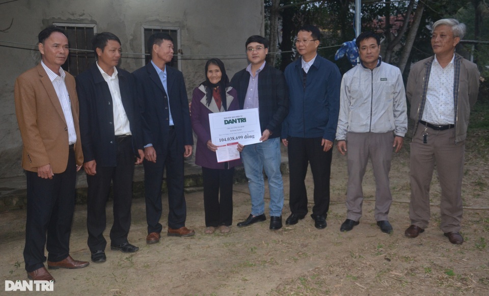 Bạn đọc Dân trí giúp đỡ người mẹ nuôi 2 con tâm thần hơn 100 triệu đồng - 5 Bạn đọc Dân trí giúp đỡ người mẹ nuôi 2 con tâm thần hơn 100 triệu đồng - 5