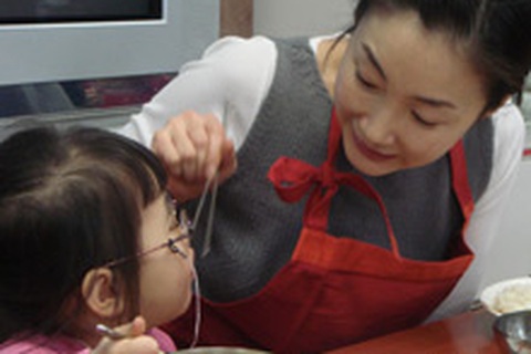 “Người đẹp khóc” Choi Ji Woo học cách… làm mẹ!