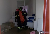 Cảnh sát đu dây từ tầng 20 ngăn nam sinh lớp 9 cầm dao đòi nhảy lầu tự tử