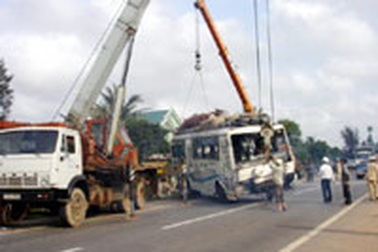 Xe khách húc nhau, 2 mẹ con chết thảm 