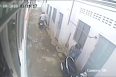 Camera ghi lại cảnh 2 nam thanh niên trộm xe máy ở nhà trọ