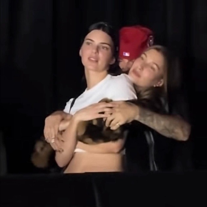 Bức ảnh 3 người của Justin Bieber cùng vợ và bạn thân của vợ gây tranh cãi - 1