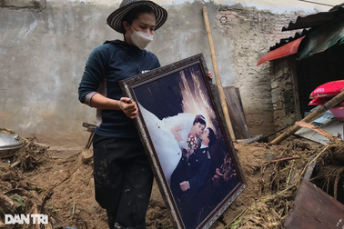 Trở về nhà sau lũ, người dân gạt nước mắt cào bùn đất tìm tài sản