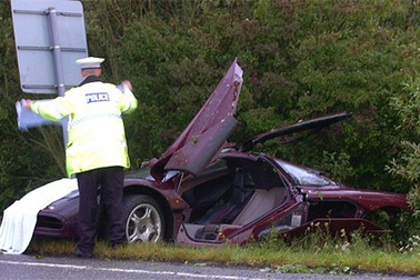 “Mr Bean” lái siêu xe và gặp nạn