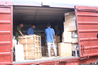 Bắt giữ hàng chục tấn hàng lậu trên tàu hoả