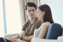 Ngủ qua đêm ở nhà vợ cũ, bạn trai tôi vẫn thấy "bình thường"