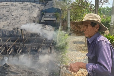 Con cái bỏ đi vì mùi hôi thối từ bãi rác, cụ ông sống lủi thủi tuổi già