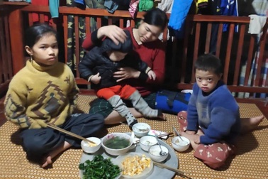 Chồng mất, con khuyết tật nặng, mẹ nghèo vừa ra viện vẫn gắng mưu sinh