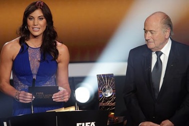 Sepp Blatter bị tố quấy rối tình dục cầu thủ nữ tại lễ trao giải Quả bóng vàng