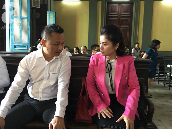 Ngày thứ 5 xét xử vụ ly hôn Trung Nguyên: Ông Vũ tươi cười đến tòa, bà Thảo tiếp tục căng thẳng - Ảnh 8. Ngày thứ 5 xét xử vụ ly hôn Trung Nguyên: Ông Vũ tươi cười đến tòa, bà Thảo tiếp tục căng thẳng - Ảnh 8.