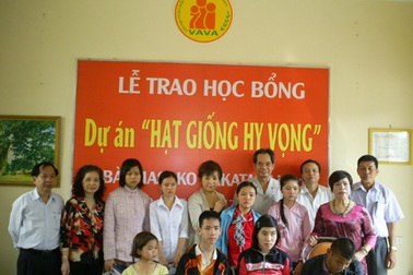 Trao học bổng "Hạt giống hi vọng" cho bệnh nhân da cam