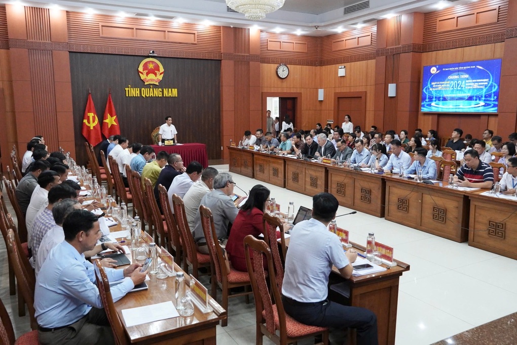 Chủ tịch Quảng Nam: Mong doanh nghiệp không đến bằng quà cáp, đi đêm - 1 Chủ tịch Quảng Nam: Mong doanh nghiệp không đến bằng quà cáp, đi đêm - 1