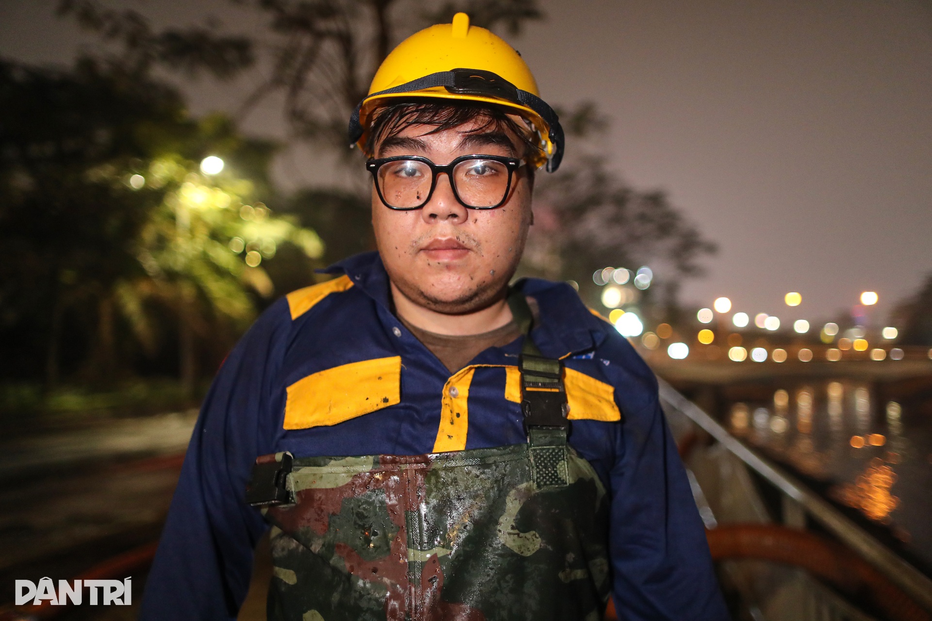 Công nhân ngâm bùn trắng đêm nạo vét sông Tô Lịch - 9