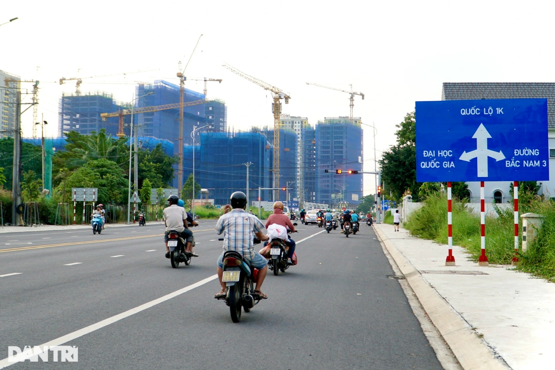 Nhiều tuyến đường dẫn vào Đại học Quốc gia TPHCM tất bật thay áo mới - 11 Nhiều tuyến đường dẫn vào Đại học Quốc gia TPHCM tất bật thay áo mới - 11