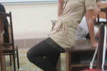 Áo trễ, váy ngắn... “tung” giảng đường