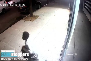 Cướp bị nạn nhân chống cự, nhảy từ tầng 2 ngã sấp mặt