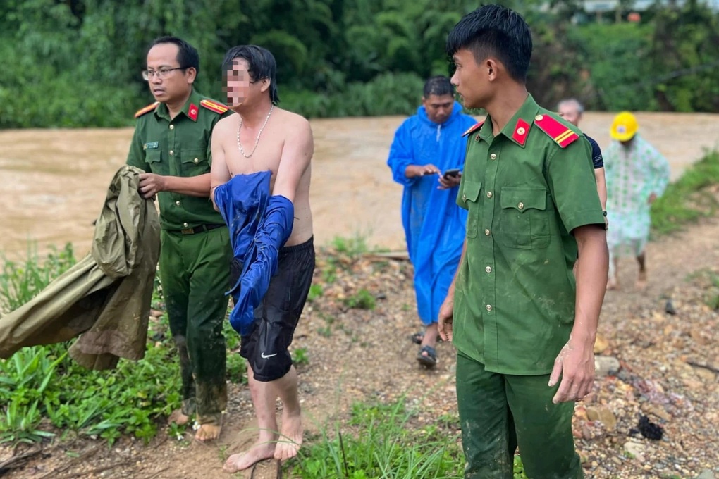 Công an lao xuống dòng nước xiết cứu người mắc kẹt giữa sông - 2 Công an lao xuống dòng nước xiết cứu người mắc kẹt giữa sông - 2