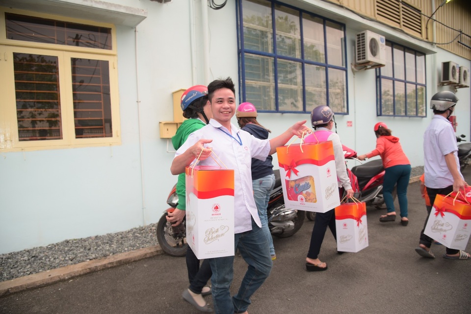 Công ty bánh kẹo Hải Hà tặng quà công nhân lao động nhân dịp Tết Canh Tý 2020 - 4 Công ty bánh kẹo Hải Hà tặng quà công nhân lao động nhân dịp Tết Canh Tý 2020 - 4