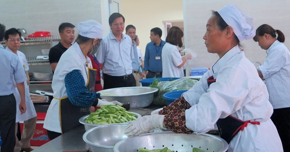 Ngăn chặn nguy cơ ngộ độc thực phẩm bếp ăn tập thể trong mùa hè - 1 Ngăn chặn nguy cơ ngộ độc thực phẩm bếp ăn tập thể trong mùa hè - 1