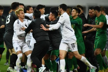 Báo Trung Quốc tố cầu thủ Thái Lan cố ý đánh nhau vì muốn trả thù