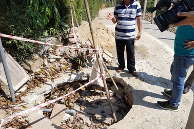 Phá giếng cổ để mở rộng đường bê tông