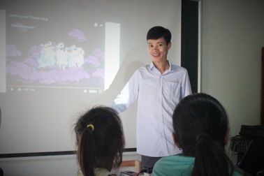 Lớp học tiếng Anh miễn phí của kỹ sư suýt bỏ học vì bệnh tật