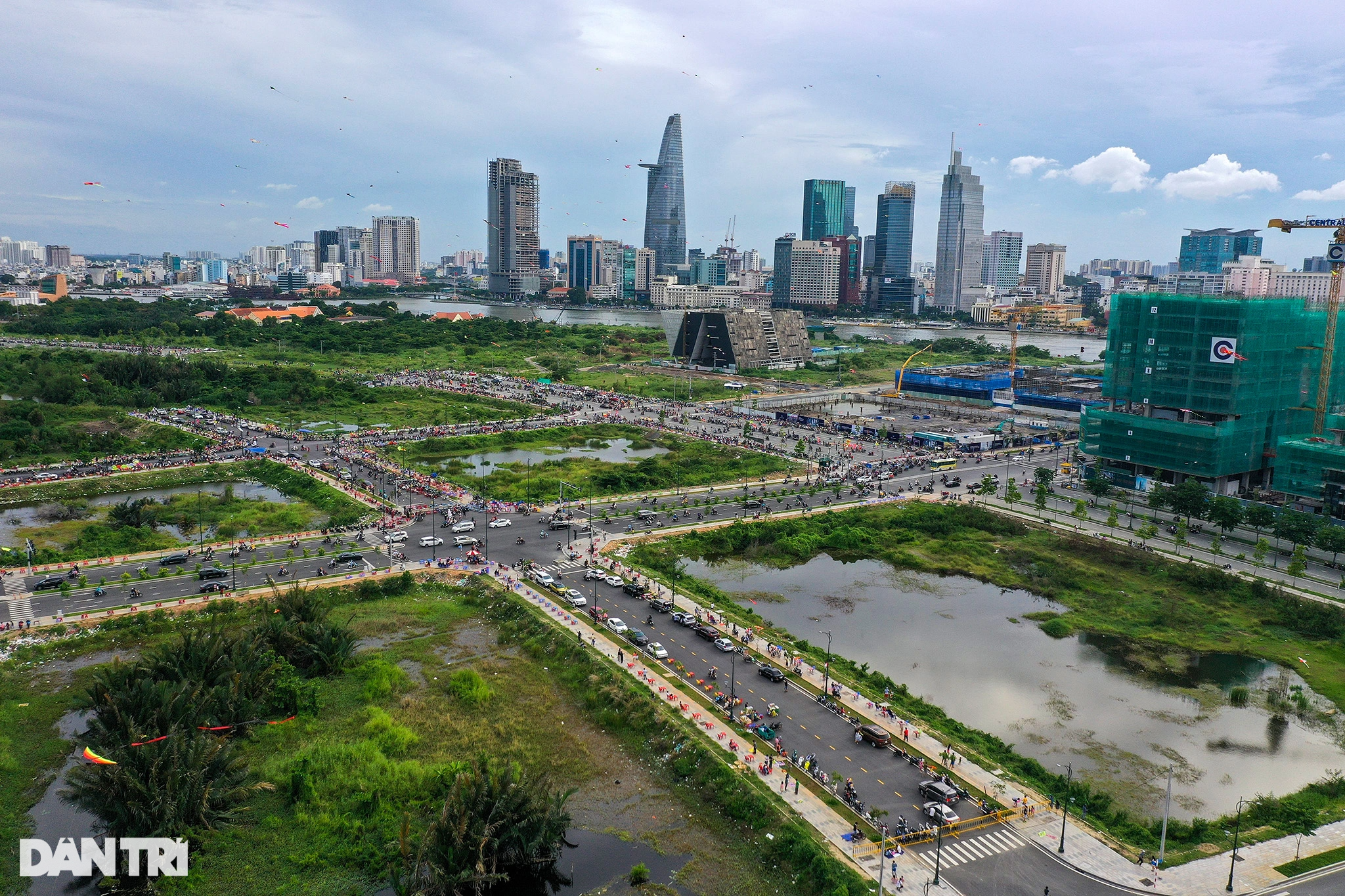 Biển người đến thả diều, ăn uống khiến khu Thủ Thiêm tràn ngập rác thải - 12 Biển người đến thả diều, ăn uống khiến khu Thủ Thiêm tràn ngập rác thải - 12