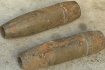 Mang hai vật lạ nặng gần 40 kg về nhà, một ngày sau mới biết là... đầu đạn