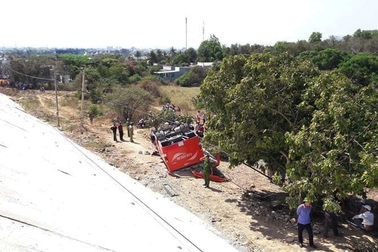 Xe khách lao xuống vực, 7 du khách Hàn Quốc bị thương