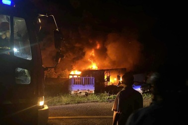 Kho phế liệu bốc cháy ngùn ngụt, cột khói cao hàng chục mét