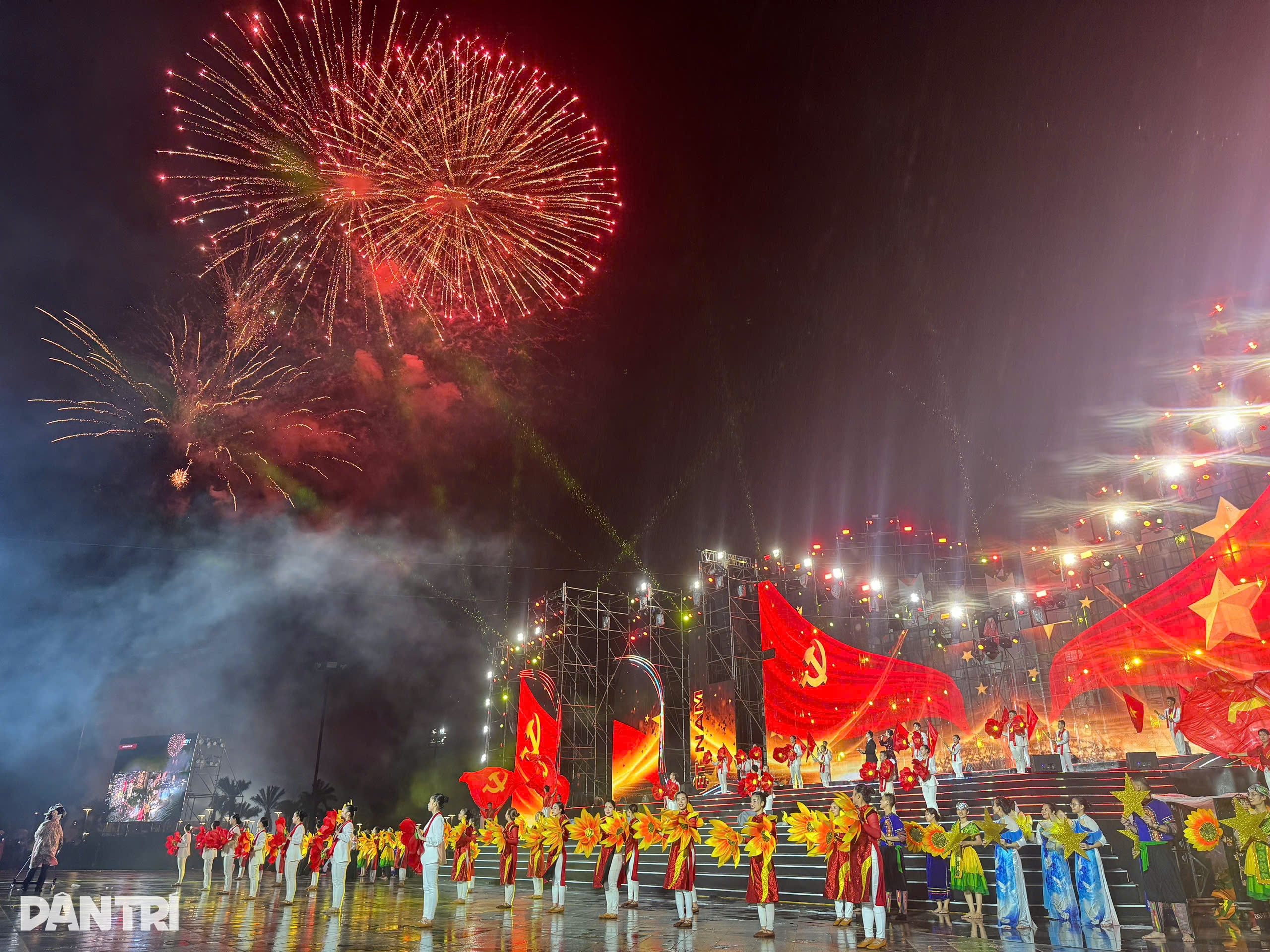 Người dân TPHCM đội mưa xem pháo hoa - 5