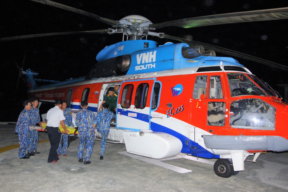 Trực thăng vượt biển trong đêm, cứu 2 ngư dân nguy kịch - 3 Trực thăng vượt biển trong đêm, cứu 2 ngư dân nguy kịch - 3