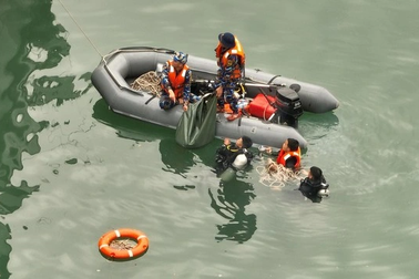 Vụ rơi trực thăng Bell-505: Huy động thợ lặn Đặc công Hải quân tìm kiếm