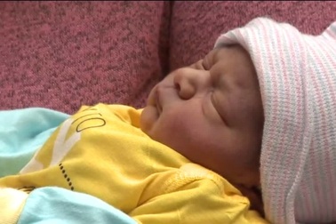 Được sinh trên máy bay, cậu bé được bay miễn phí đến năm 21 tuổi