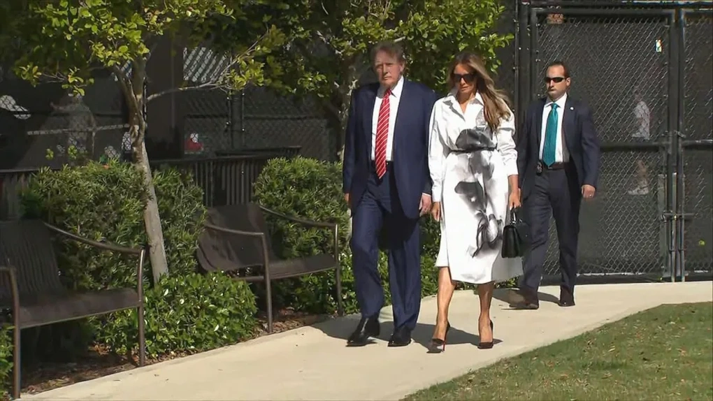 Cựu đệ nhất phu nhân Melania hiếm hoi xuất hiện cạnh chồng trước công chúng - 1 Cựu đệ nhất phu nhân Melania hiếm hoi xuất hiện cạnh chồng trước công chúng - 1