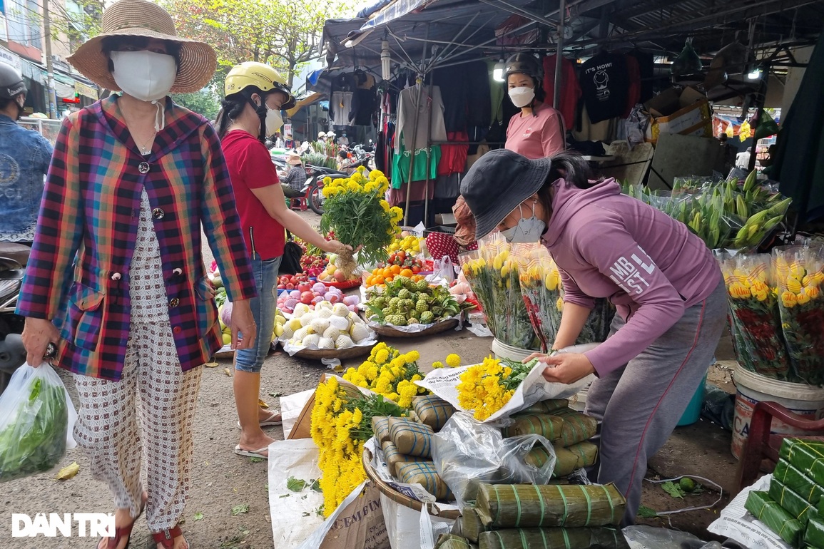 Người dân nhộn nhịp đi sắm Tết, giá thực phẩm bắt đầu leo thang - 4 Người dân nhộn nhịp đi sắm Tết, giá thực phẩm bắt đầu leo thang - 4