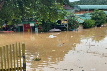 Hàng nghìn căn nhà ngập sâu, chính quyền trắng đêm giúp dân chạy lũ