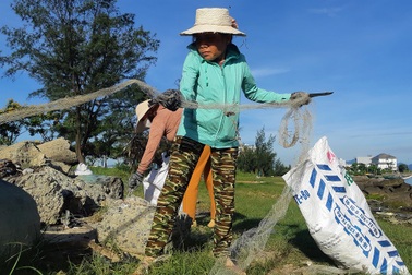 Chuyện những người khuyết tật nhặt rác cho... người lành lặn