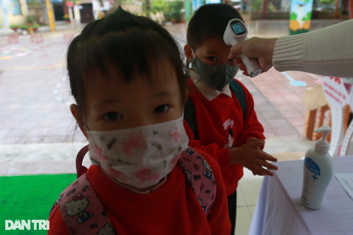 Vượt bão Covid-19, trẻ Mầm non ngày đầu trở lại trường học tập - 2